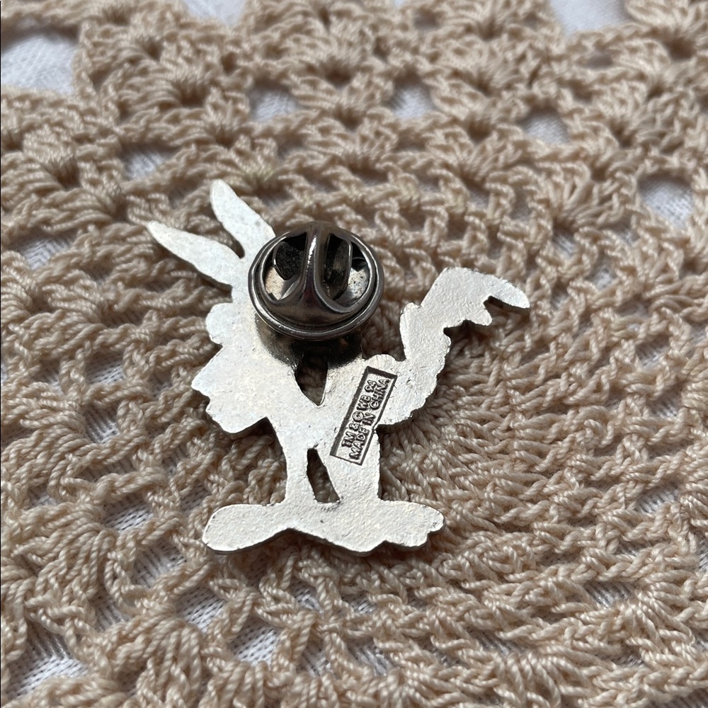 Vintage 1997 Road Runner pin Brooch - Picture 3 of 3